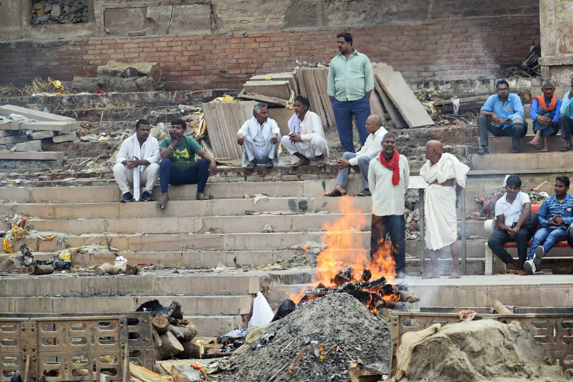 Кремирование что это. Город крематорий в Индии. Кремация в Индии Варанаси.